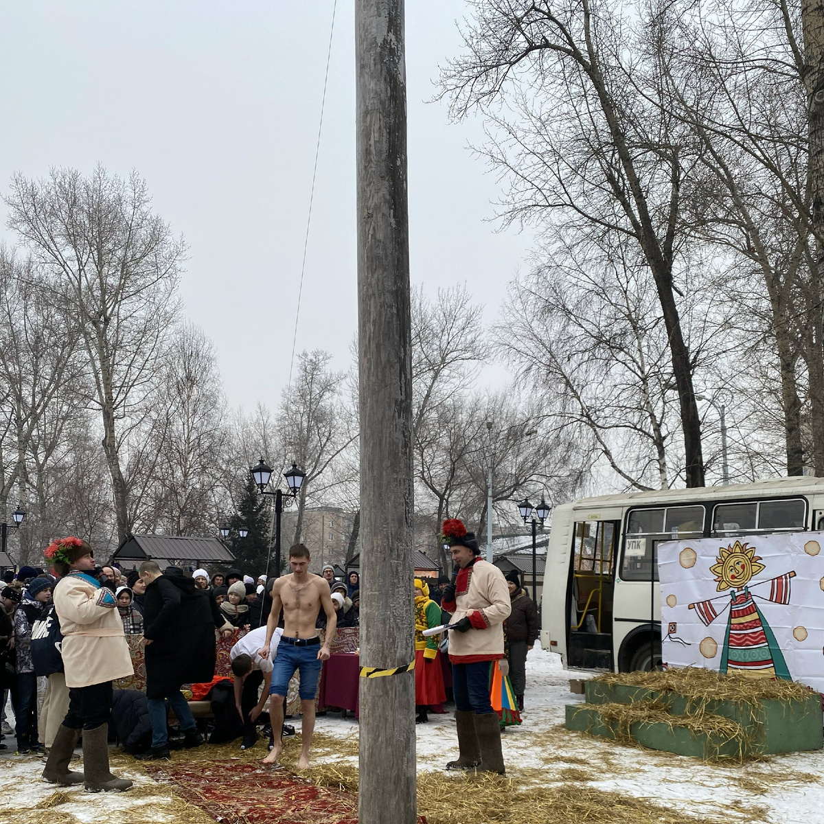 Столб высокий и жутко холодный.