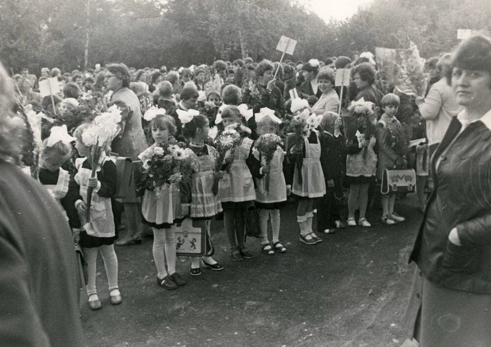 Советский насколько. Линейка 1 сентября 1978 года. Жизнь в СССР. 1 Сентября 1980 фото. Первый звонок 1 сентября 1980 фото.