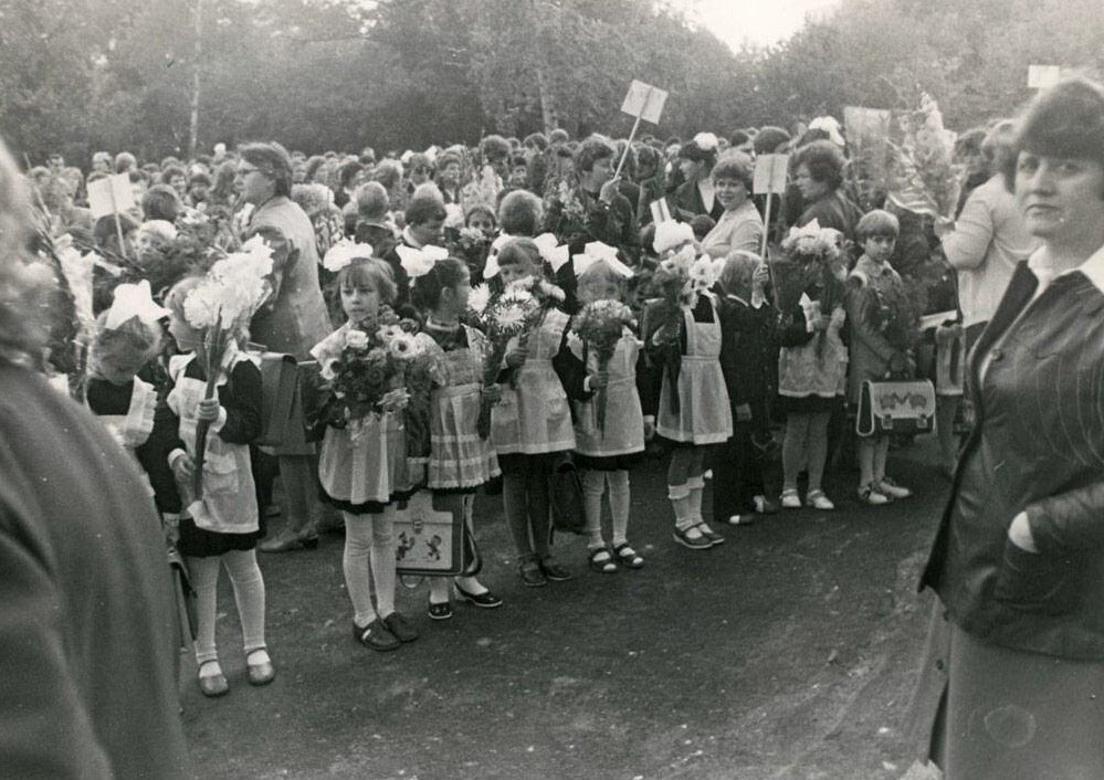 Молодость года. Линейка 1 сентября 1978 года. 1 Сентября 1981 год. Праздник 1981. Первоклассники 1965г г.Горький.