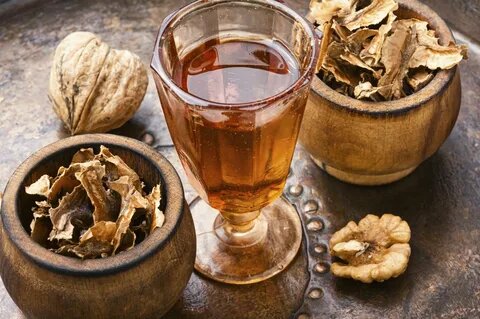 От каких болезней помогают поскорее избавиться перегородки: артрит, артроз, конъюнктивит, колит. Причинами этих заболеваний часто являются болезнетворные бактерии, а ореховые перепонки обладают выраженными антисептическими свойствами. Перечисленные лечебные свойства наглядно объясняют, почему средства, приготовленные из ореховых перегородок, положительно влияют на здоровье человека. Но чтобы они могли дать максимальный эффект, необходимо готовить отвары и настойки строго следуя указанной рецептуре.
