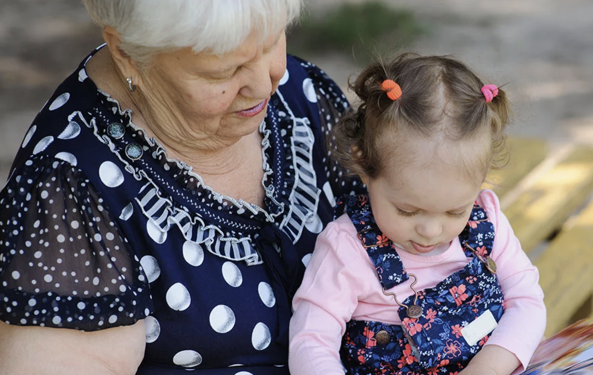 фотосессия бабушка и внучка. бабушка и внуки. бабушка и внучка в саду. бабушка рассказывает. муратово луганская область бабушка с внучкой.