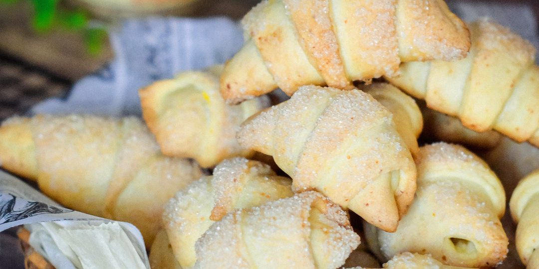 Творожно-песочные рогалики с вареной сгущенкой