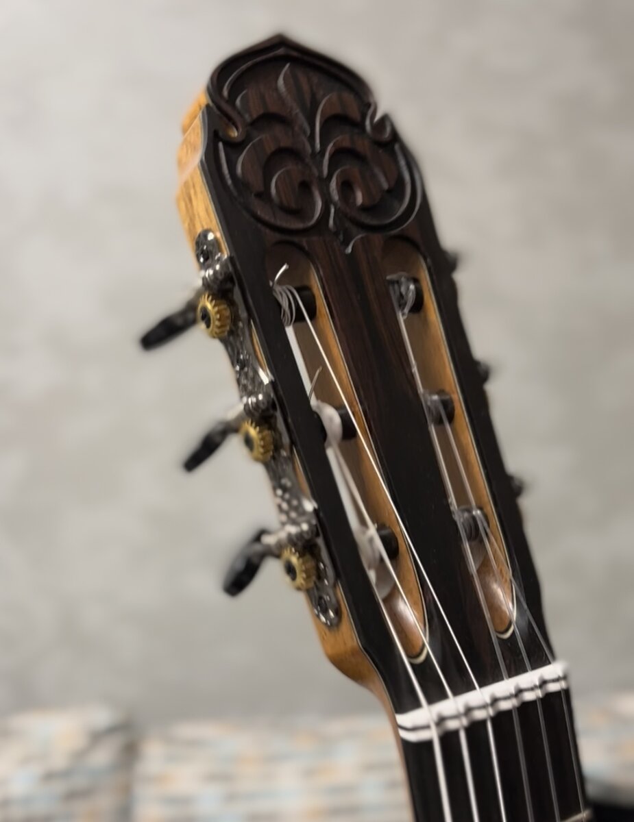 На фото гитара автора (мастер Сергей Самойлов)