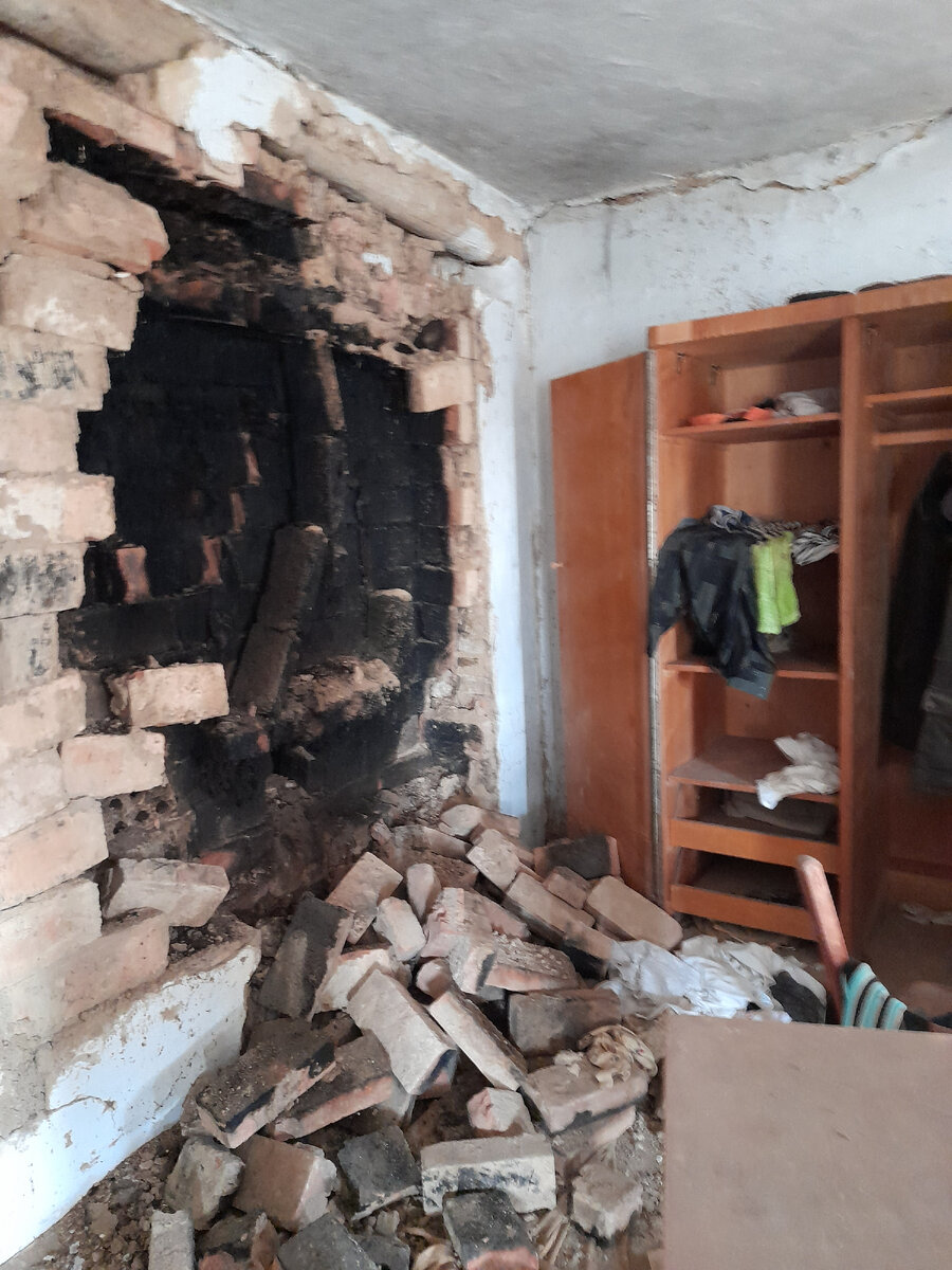 Местные воришки, в поисках наживы, разломали прекрасную печь. Сняли колосники и весь металл, который в ней был.