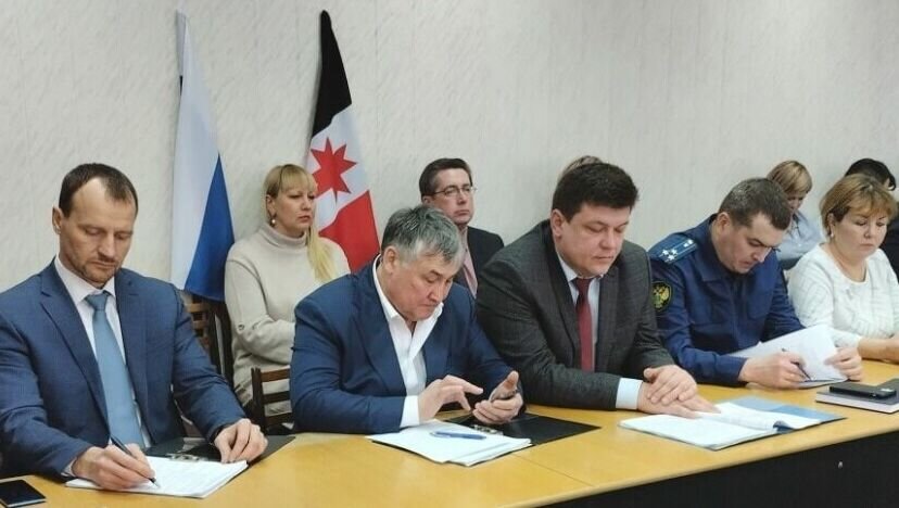     В Можге городская дума объявила официальный конкурс на замещение вакантной должности главы города. Кресло мэра освободилось после того, как в отставку подал прежний градоначальник Михаил Трофимов. Сейчас идет прием заявок от претендентов, а имя победителя объявят 28 марта.