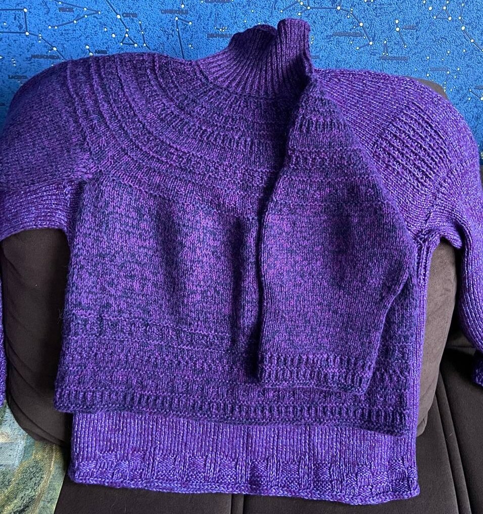 Свитер снизу тоже ждёт своего часа.