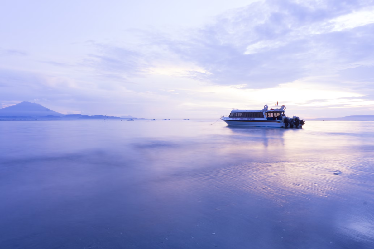 Курорт часто выбирают семьи с детьми, поскольку здесь чистые пляжи и пологий заход в море. За счёт прозрачной воды в океане в Санур приезжают любители дайвинга и снорклинга. Но во время отливов вода уходит далеко от берега, что затрудняет купание и наблюдение за подводным миром.