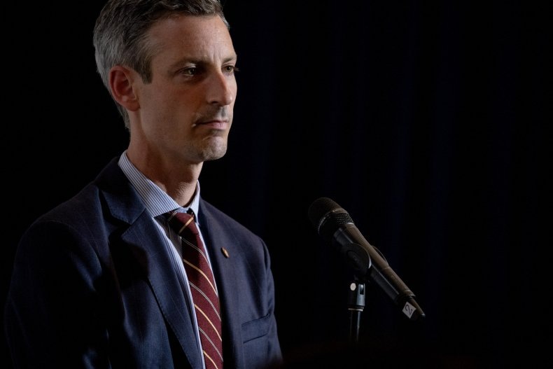 Выше официальный представитель Государственного департамента США Нед Прайс на пресс-конференции 10 июля 2022 года в Бангкоке, Таиланд. Прайс призвал Китай использовать свое политическое влияние на Россию, чтобы положить конец войне на Украине. СТЕФАНИ РЕЙНОЛДС/POOL/AFP ЧЕРЕЗ GETTY IMAGES