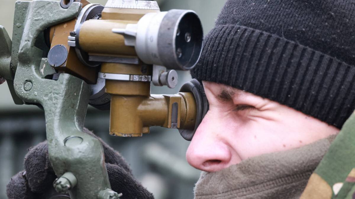    Военнослужащий во время боевой работы 240-мм самоходного миномета 2С4 «Тюльпан», который предназначен для уничтожения и разрушения прочных сооружений полевого типа, артиллерийских и ракетных батарей и другой боевой бронетехники противника / Фото: Владимир Гердо / ТАСС