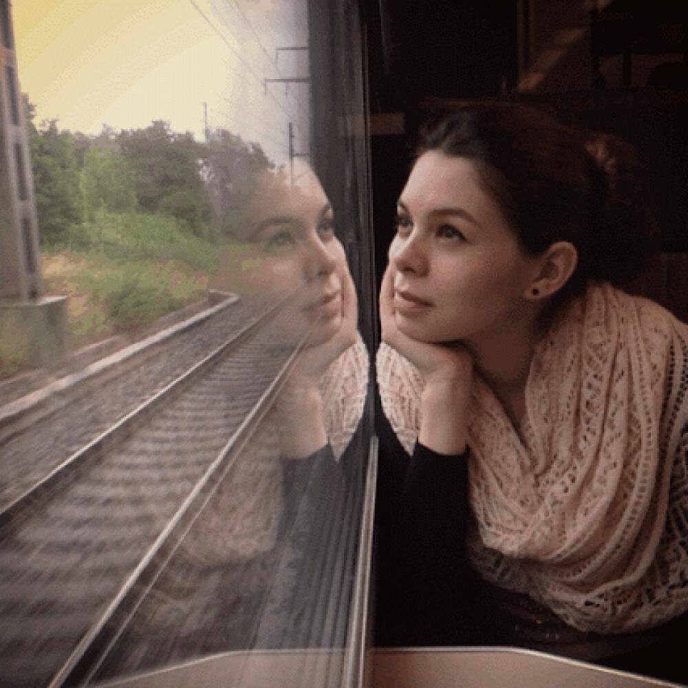 Девушка едет в поезде
