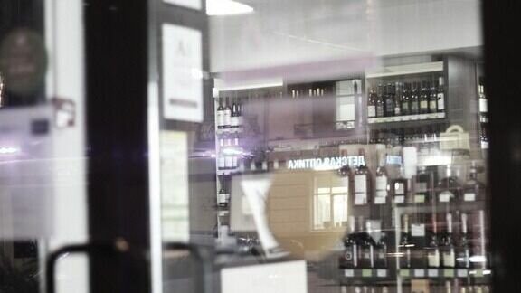     Пожарные спасли сотрудников алкомаркета от ужа. О случившемся сообщают местные СМИ.