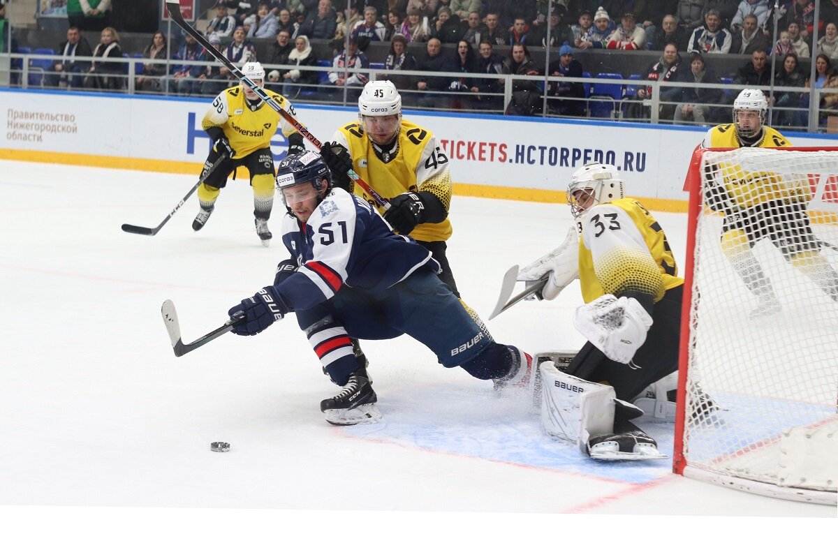    Одного из лидеров «Торпедо» Николая Коваленко трудно было уговорить на отдых: он просился играть в каждом матче Александр Рылов