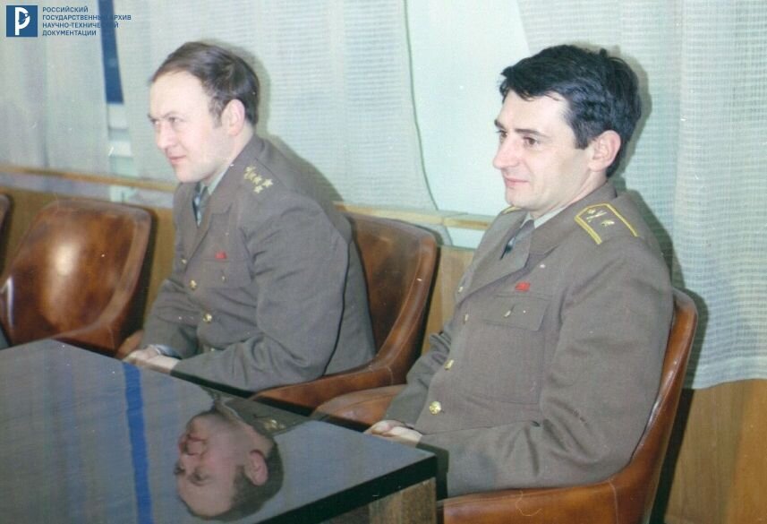 В. Ремек (слева) и О. Пелчак во время встречи советских космонавтов с кандидатами в космонавты из Чехословакии, Польши, ГДР в ЦПК им. Ю.А. Гагарина. Звездный городок, 1976 г. РГАНТД. Арх. № 1-2161 цв.
