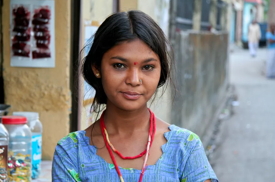 Бинди, ботту, тилак, тикка — третий глаз у индийских женщин и мужчин.