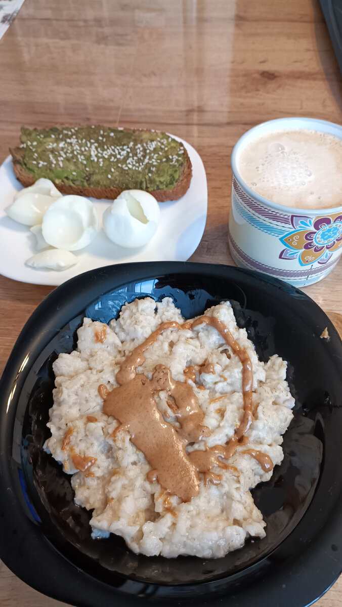 Овсянка на воде с урбечом, белки, хлеб с авокадо, кофе с молоком