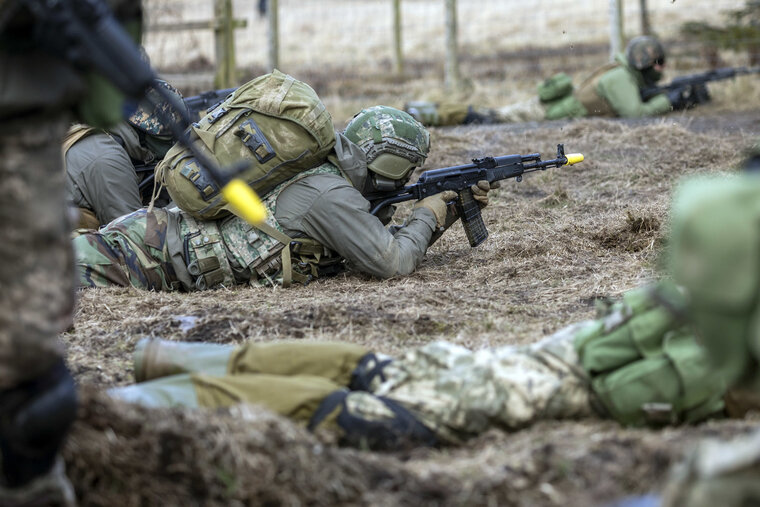    Боевики ВСУ взяли в заложники 40 человек в Брянской области, передает Readovka