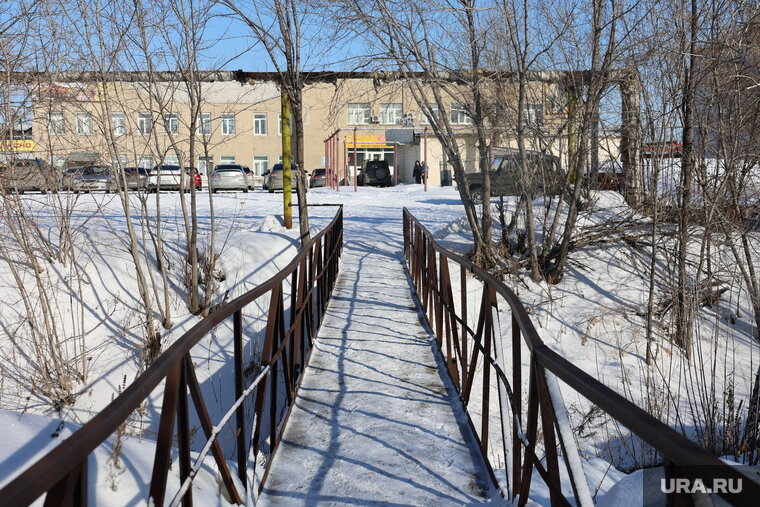    Теперь мост возле путей ведет только в одну сторону