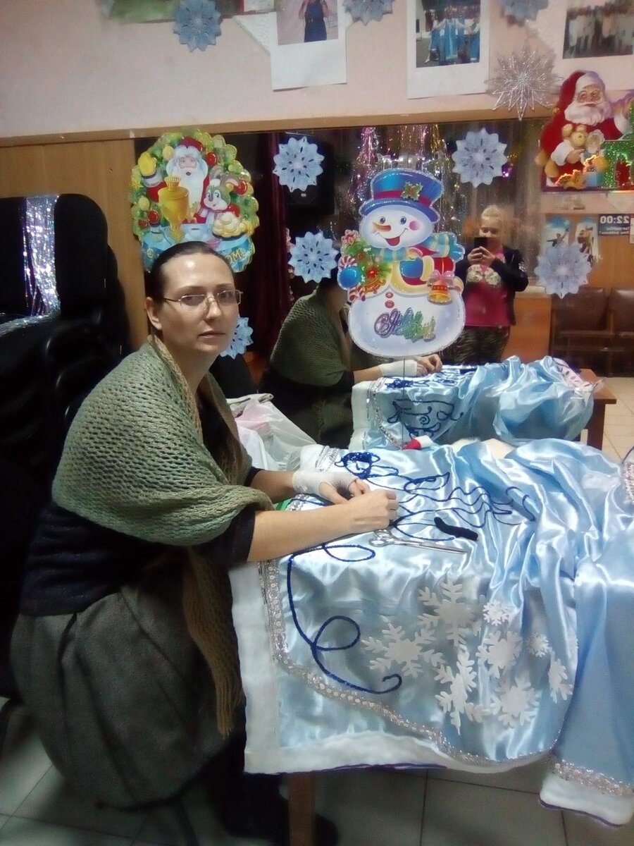 Расшиваю пайетками костюм снегурочки