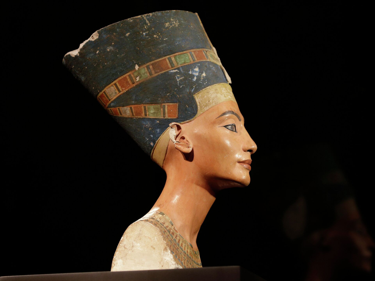 Nefertiti нефертити. Портрет царицы Нефертити. Бюст Нефертити Берлинский музей. Бюст Нефертити древний Египет.