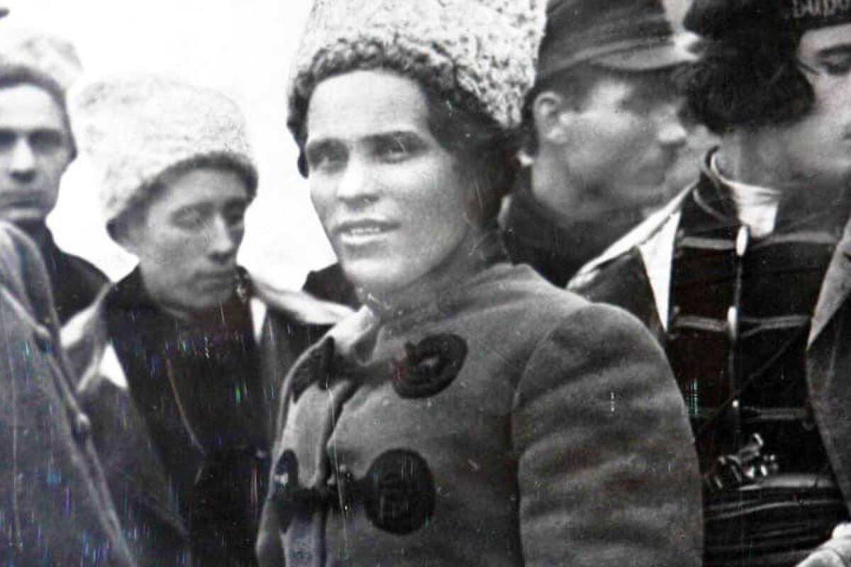 Нестор Махно со своим окружением, 1919 год.