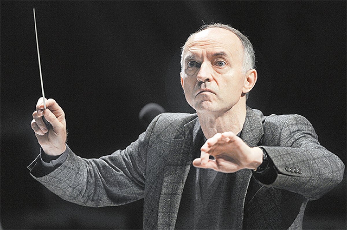    Дирижёр Сергей Скрипка.