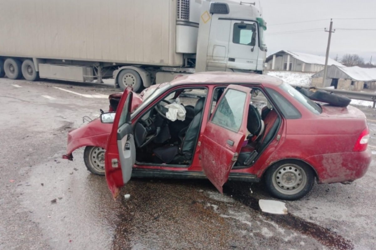    Под Воронежем на трассе М-4 в лобовом ДТП с фурой погиб 35-летний мужчина