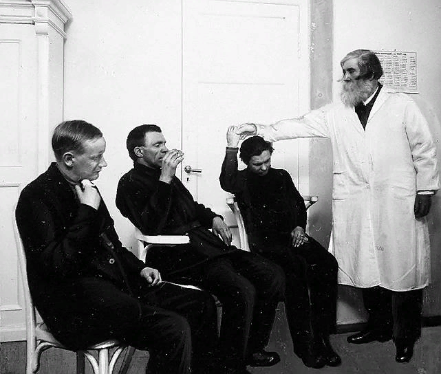 В.М. Бехтерев проводит сеанс гипноза