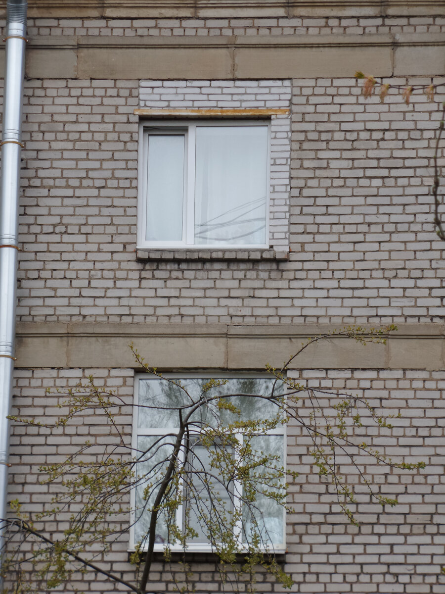 Обратите внимание на цвет кирпичей и размер нижнего окна