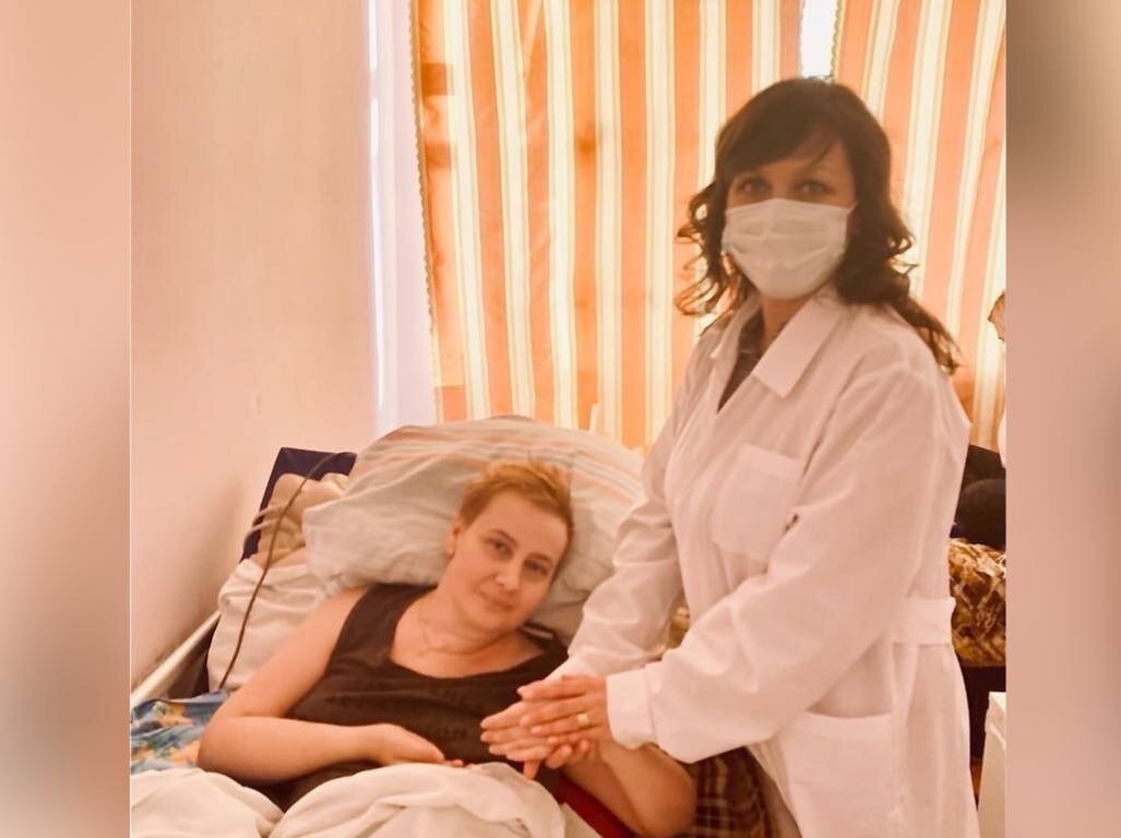    Женщина, попавшая в страшное ДТП и родившая ребенка на 27-й неделе, прошла реабилитацию и находится дома