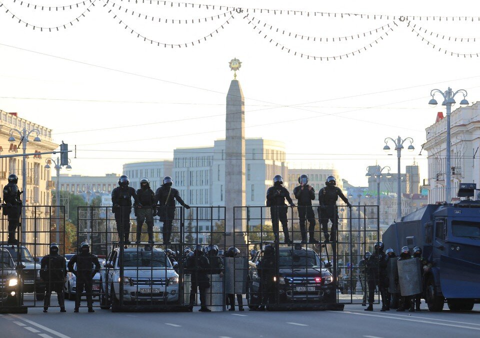     Полицейские ограждения в Минске, сентябрь 2020 года.  REUTERS