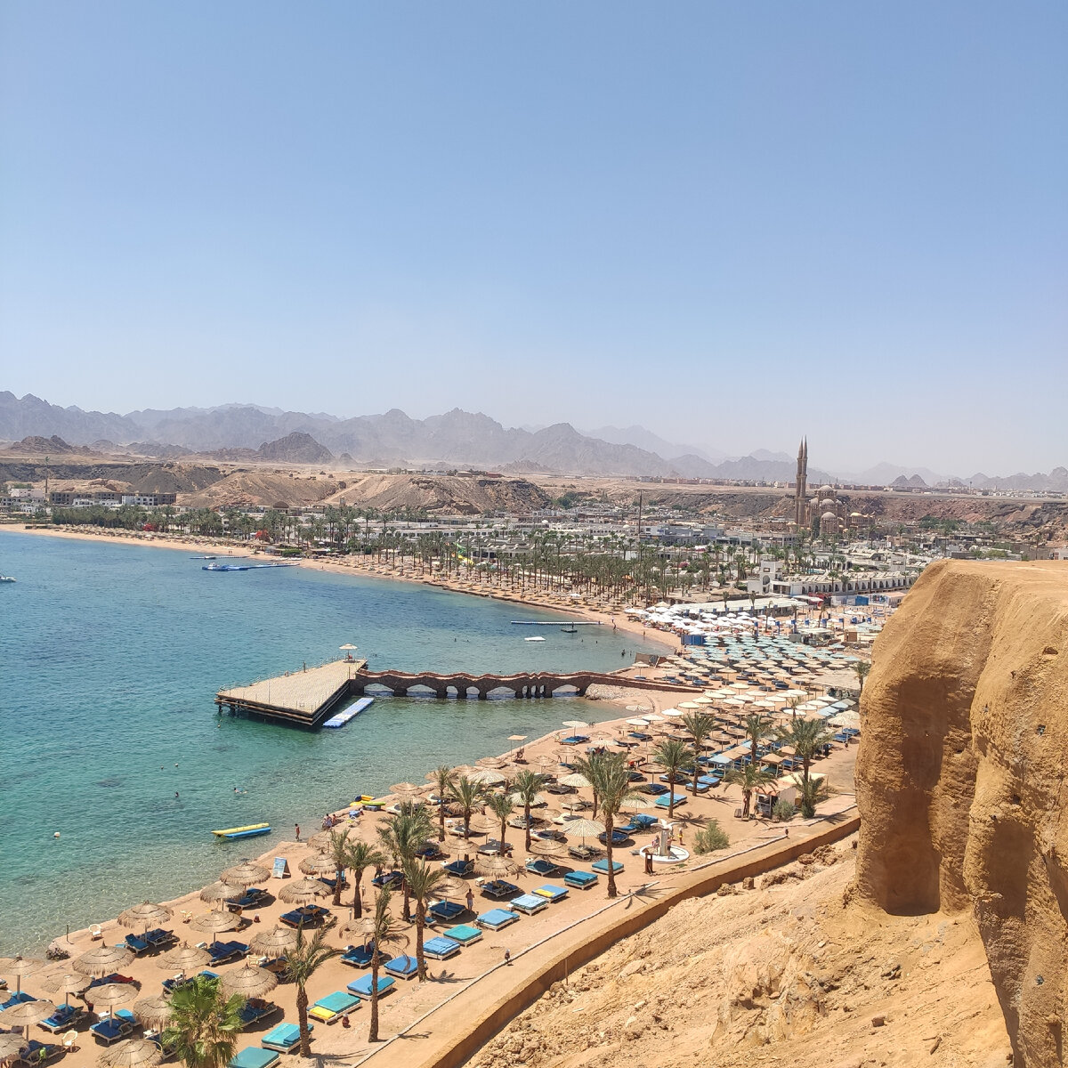 Отель Aqua Blu Resort Sharm El Sheikh - это настоящий рай на земле, где все создано для идеального отдыха и расслабления. Красивые территории отеля окутаны зелеными насаждениями и яркими цветами, а его архитектура сочетает в себе элементы современного дизайна и традиционного египетского стиля.

На территории отеля расположены несколько бассейнов с кристально чистой водой, окруженных шезлонгами и зонами отдыха с мягкими подушками и пуфиками. Здесь вы можете наслаждаться солнцем и купаться в любое время дня, а также заказать прохладительный коктейль или закуски в баре у бассейна.  У каждого блока номеров есть бассейн который подходит даже для самых маленьких. А главная особенность отдыха именно в этом отеле, это то что вы так же получаете доступ к рядом стоящему отелю 5* этой сети где расположен самый большой аквапарк в Шарм Эль шейх. 