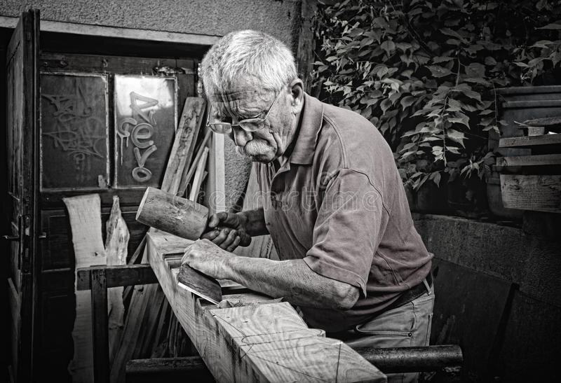 Есть такое заблуждение: деньги должны даваться тяжёлым трудом