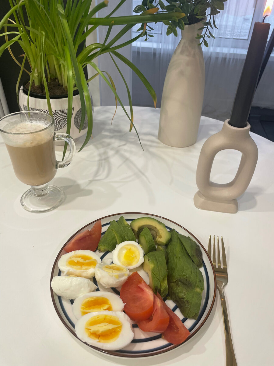 Яйца, томат и авокадо