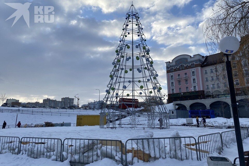     На Лыбедском бульваре в Рязани разбирают каток. Елена ЦЫГАНКОВА