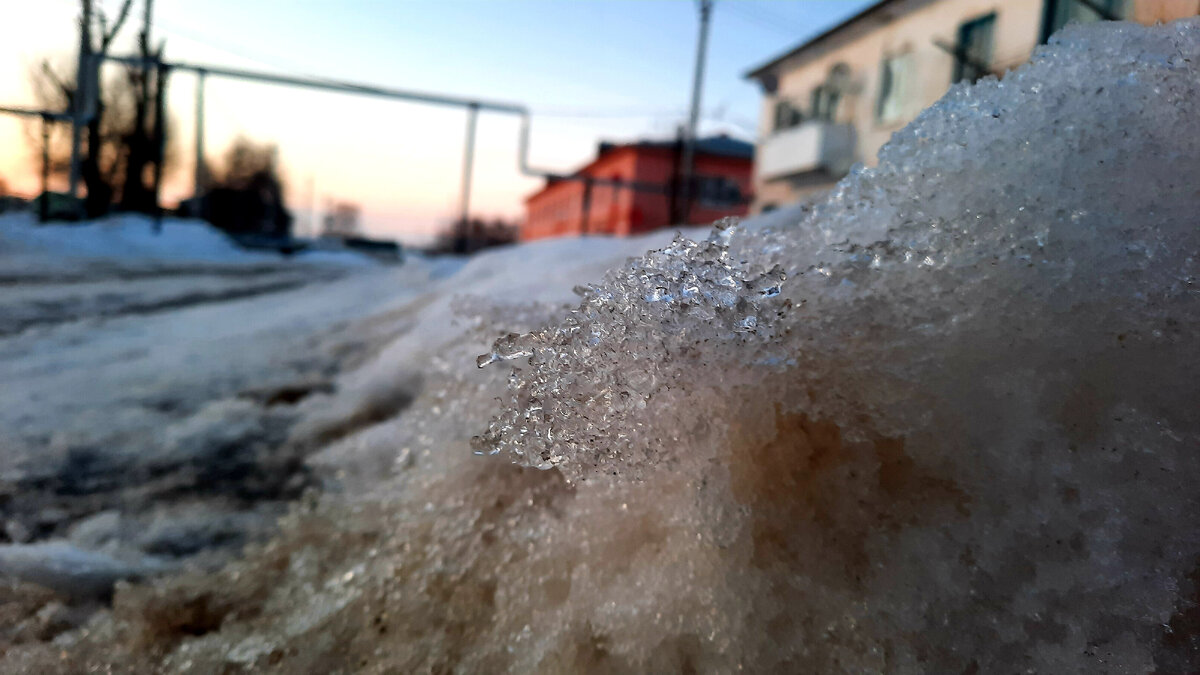 Сижу я, значит, пытаюсь этот кусок сфоткать, и идёт знакомая моя с другого дома, подходит ко мне и говорит-блин, а я думала бомж какой то в сугробе сидит 🤪🤣 