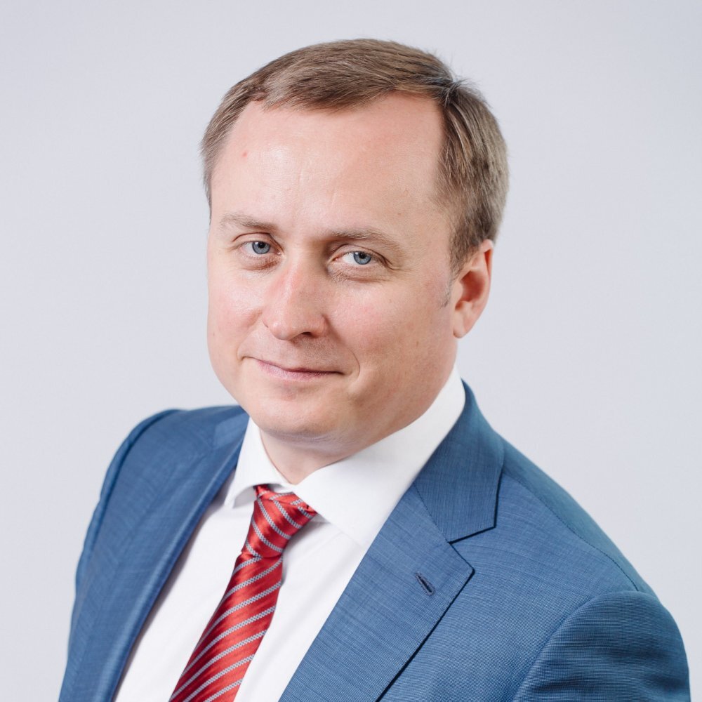    Председатель Думы Сургута Максим Слепов поздравляет женщин с 8 Марта