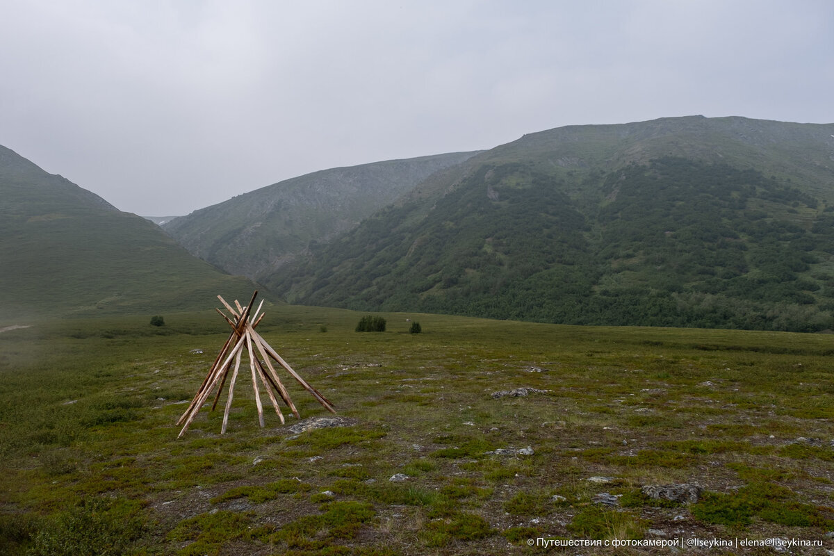 Зачем оленеводы оставляют странные палки (и не только) посреди тундры ...