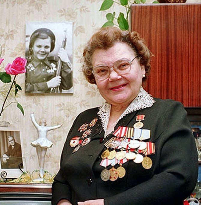 Нина Алексеевна Лобковская (род. 8 марта 1925 года в селе Фёдоровка, Карагандинская область, Казахская ССР, СССР) – советская женщина-снайпер, на счету которой 89 уничтоженных солдат противника. Десятая среди советских женщин-снайперов Великой Отечественной войны по результативности.