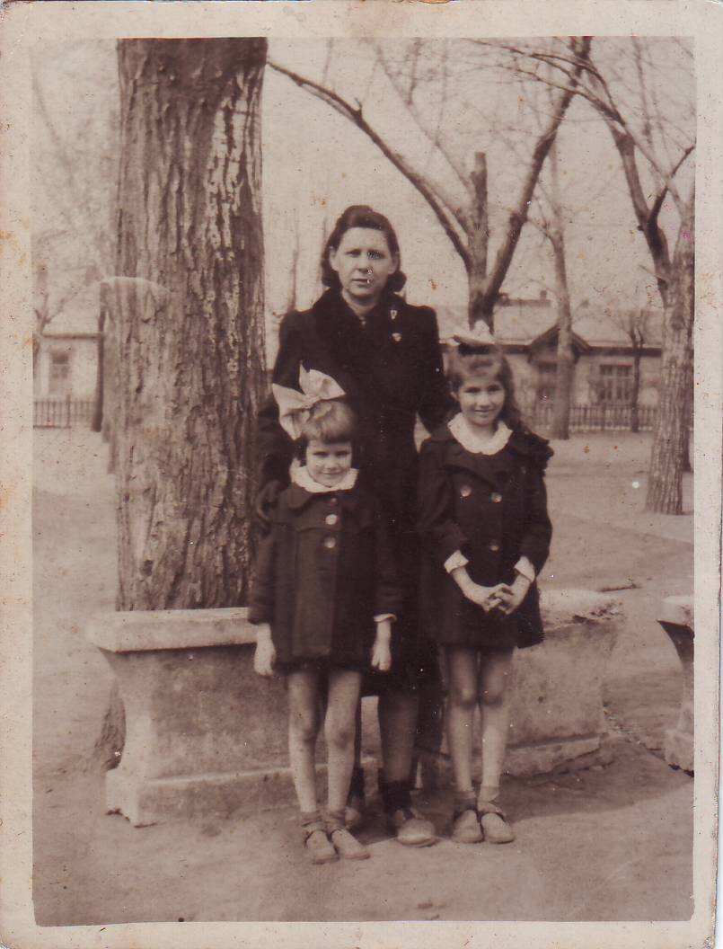 Моя тетя, Ольга Нерсесова с Лидой и Аней Давыдовыми в Городском саду в Харбине