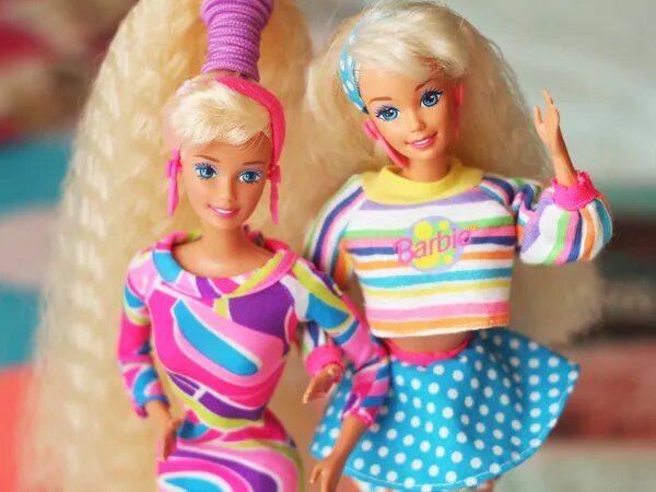 Барби празднует сегодня свой 64-й день рождения, хотя она ни на день не выглядит старше своих первоначальных 19 лет.