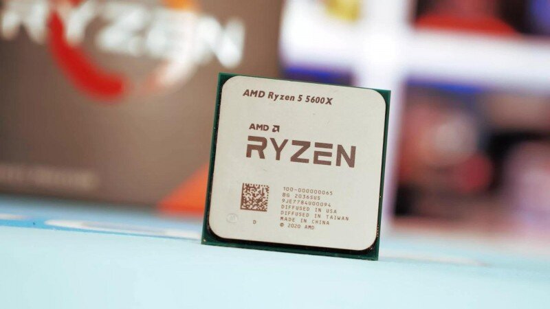 Одним словом — это процессор мечты. "Но почему же мы все не сидим на Ryzen 5 5600X?" — спросит читатель. Дело в том, что все плюсы процессора компания AMD умудрилась перечеркнуть неудачной ценовой политикой. Больше года Ryzen 5 5600X стоил дороже 25000 рублей, дороже любых шестиядерников от Intel, и как бы хорош он не был, когда за его цену можно купить Core i5-10400F вместе с материнской платой, многие крепко призадумаются над выбором.Только к концу 2022 году цена на Ryzen 5 5600X начала падать, а ведь еще в январе 2022 он стоил 25290 рублей! Это можно посмотреть в моем блоге Лучшие и худшие шестиядерные процессоры января 2022 года. 