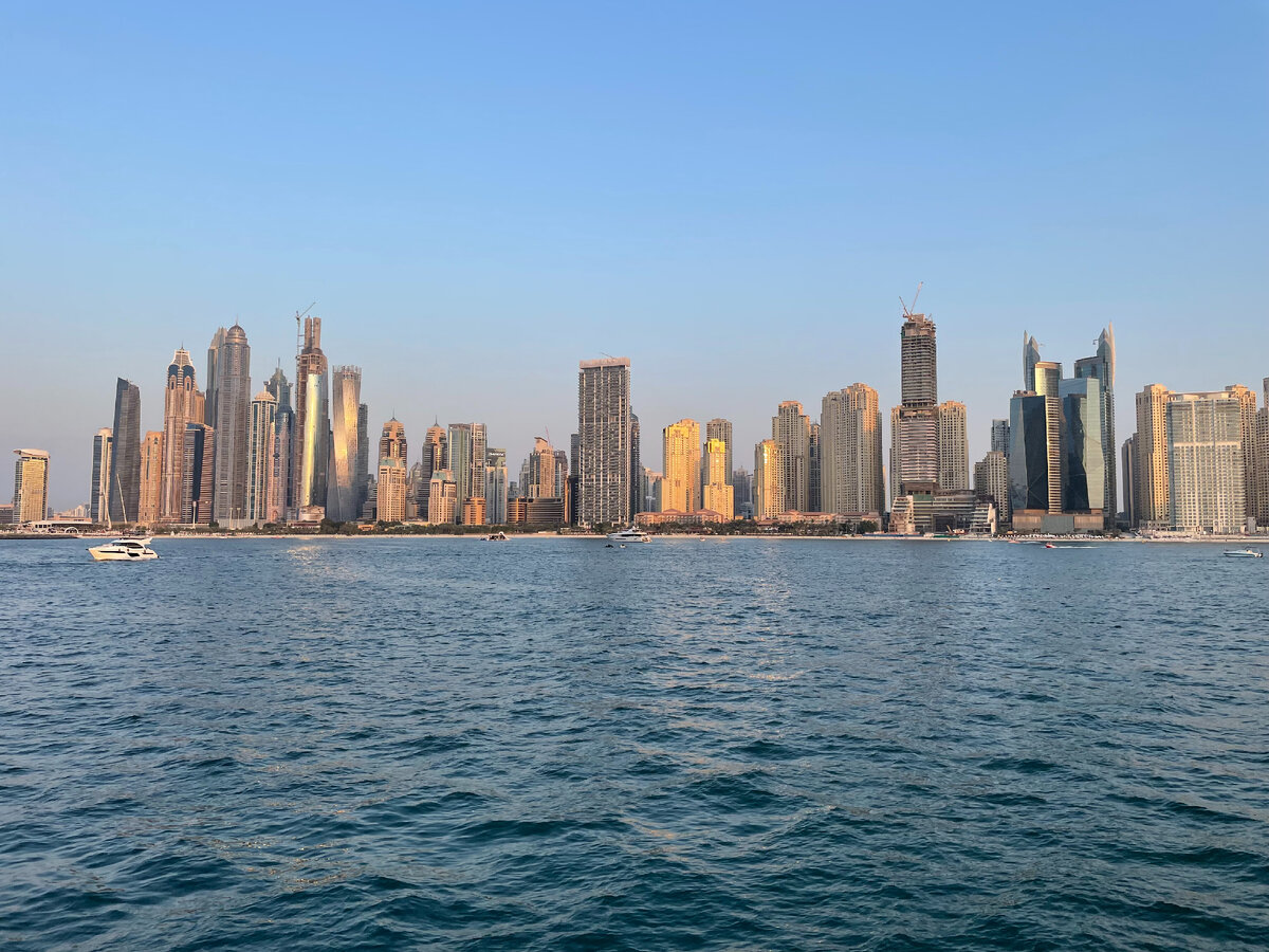 Вид на Дубай Марина с залива