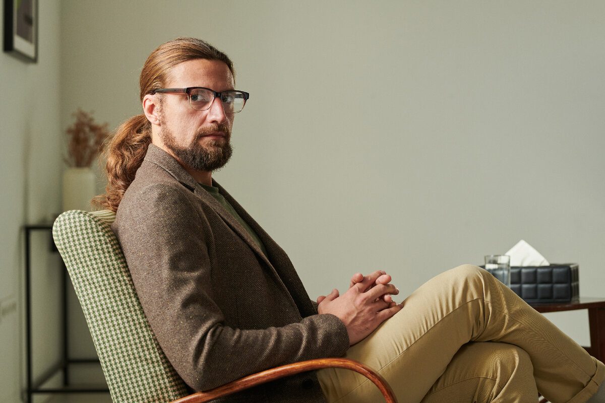 Задумчивый бизнесмен. Фото думающего психолога. Серьезный психолог. Серьезный психолог. Кризис у мужчин.