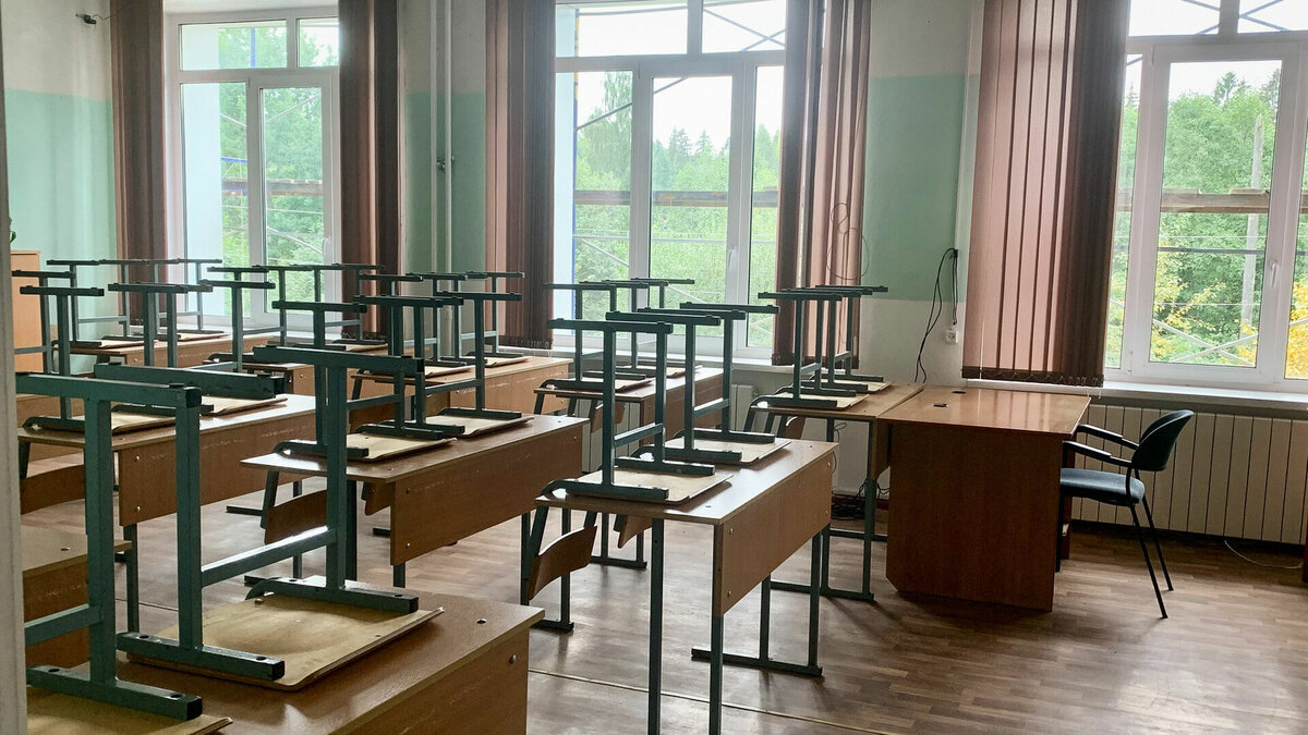     Их не устраивает поведение учителя и уровень преподавания предметов