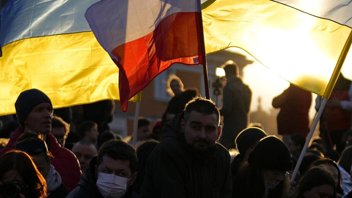    Люди с флагами Украины и Польши в Варшаве© AP Photo / Petr David Josek