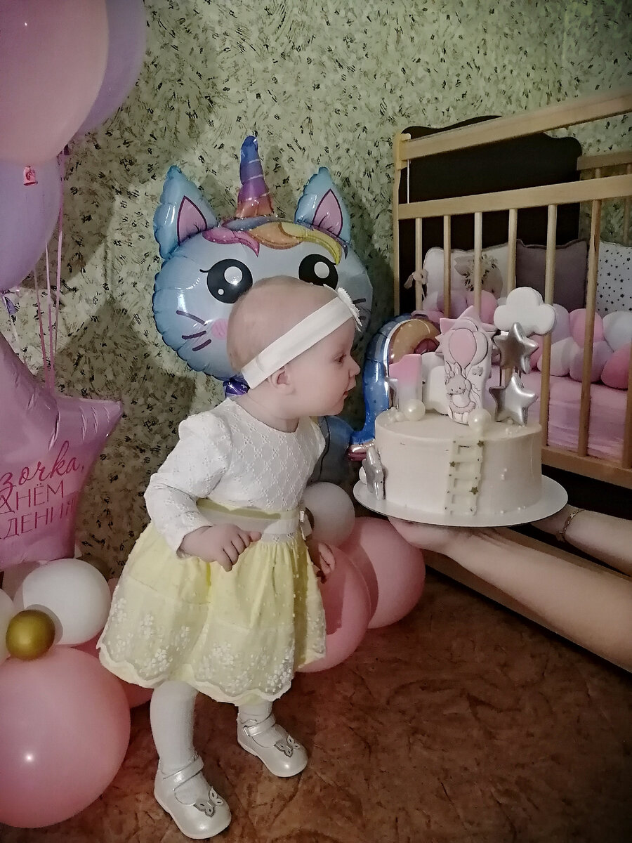 Торт Лизе явно понравился) 