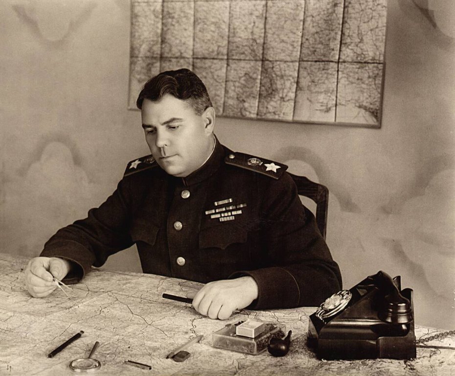 Малиновский Родион Яковлевич - один из немногих советских генералов, кто сумел обвести вокруг пальца фашистского блистательного полководца Манштейна... (фото из открытых источников)...
