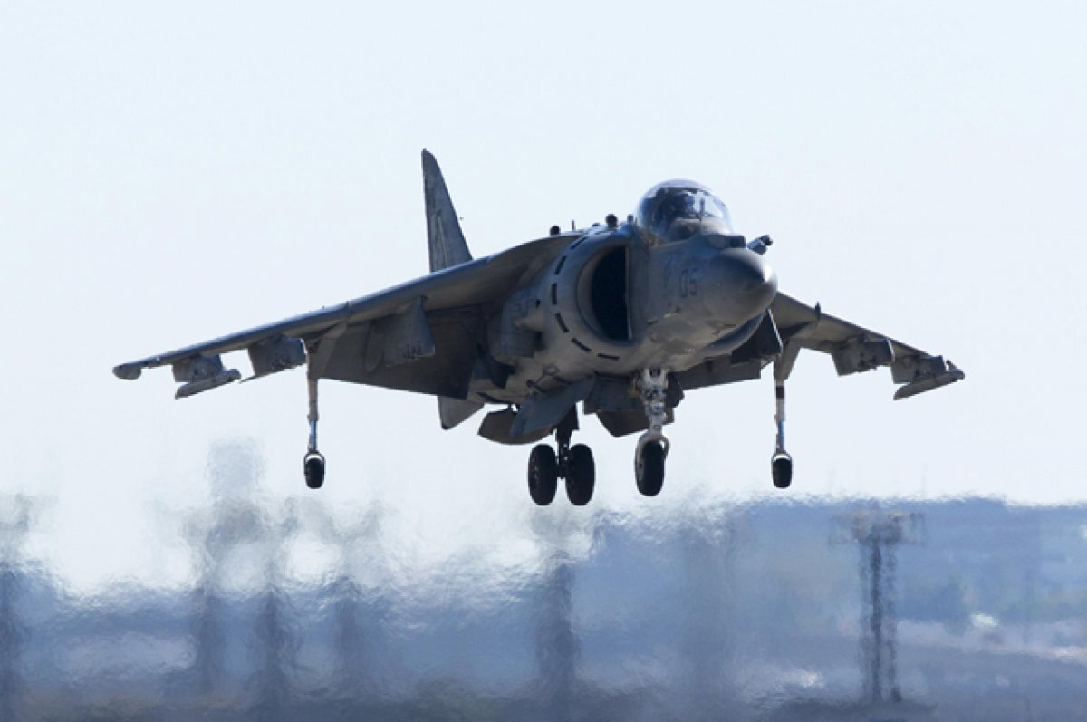    Военные прокомментировали полет бомбардировщика США у границы Ленобласти