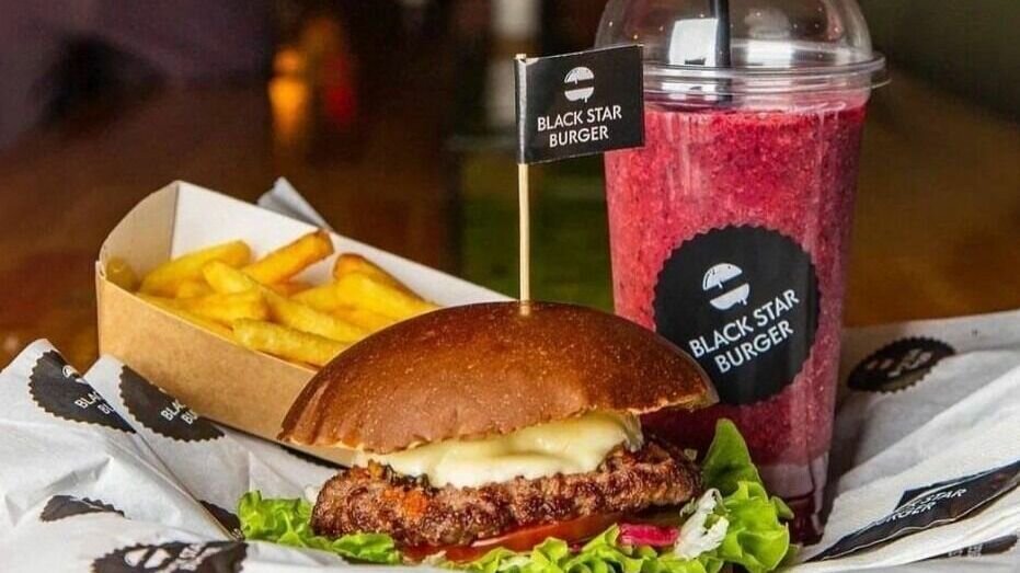     В Тюмени прекратил работу один из филиалов известной сети бургерных Black Star Burger. Согласно данным сервиса 2 ГИС, точка общепита, расположенная на улице Ленина, 46, временно не работает. Black Star Burger, расположенный в ТРЦ «Солнечный» продолжает действовать.