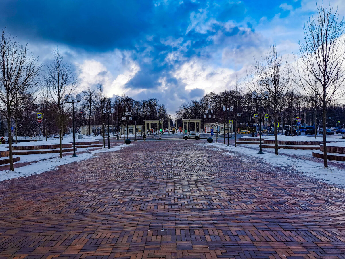 Вид со сквера в сторону парка Сокольники. Сквер является частью Сокольнической площадью.